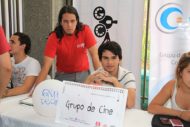 Par de estudiantes posando en evento OGE