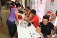 Personas preguntando por informacion en evento OGE