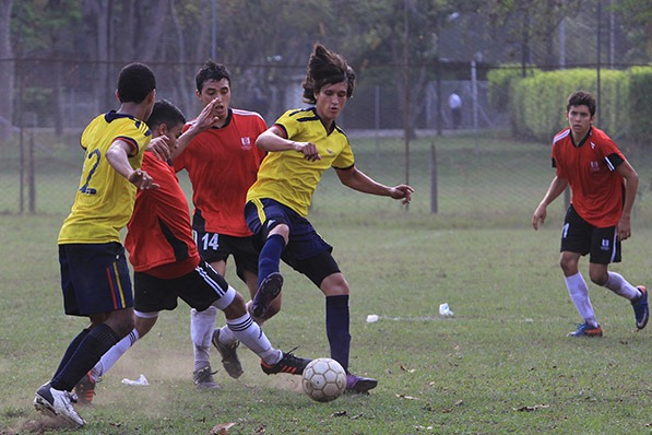 Copa UAO - jugadores de futbol disputando balón