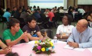 estudiantes de la UAO con el rector