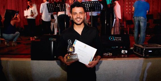 Autónomo en concurso universitario de la canción