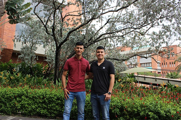 Estudiantes en equipo organizador de Congreso de Economía